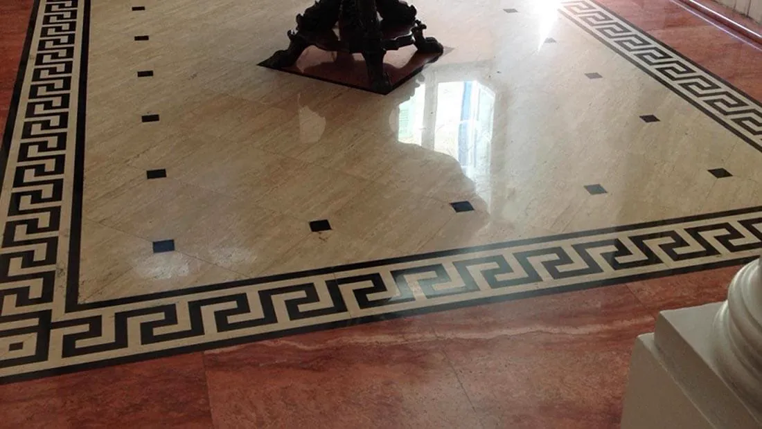 Pavimento de inspiração grega com padrão de meandro