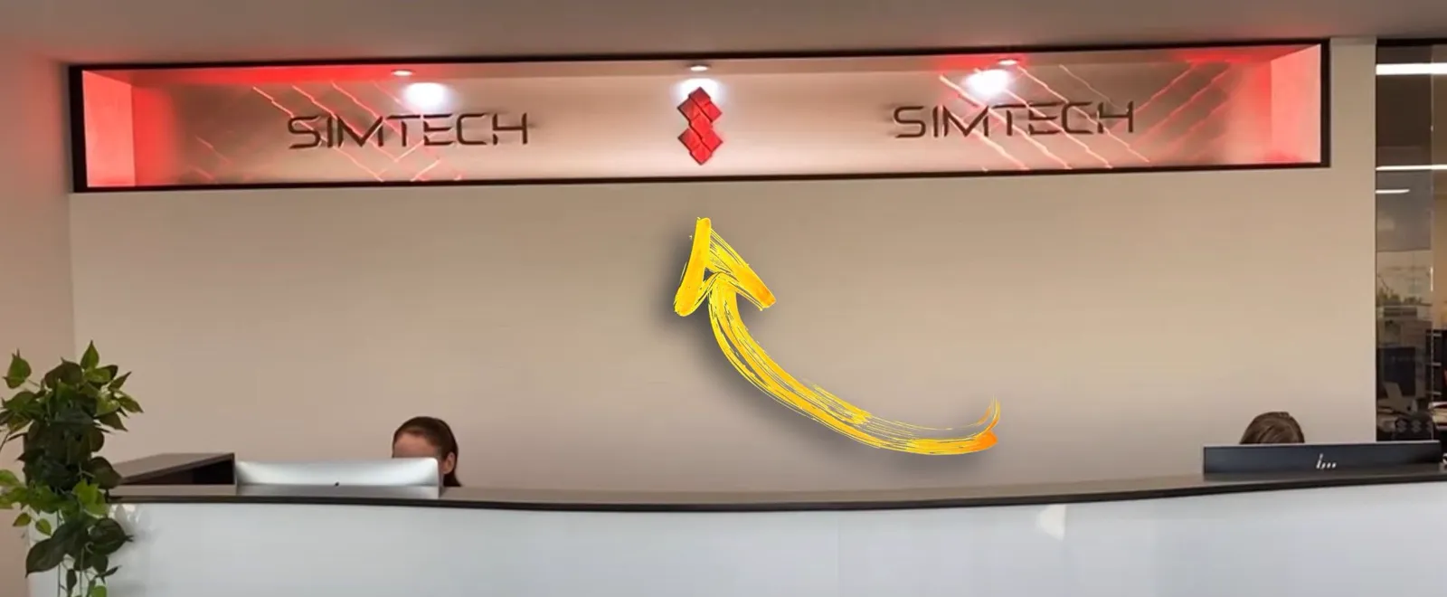 Conceito de apresentação do branding da Simtech no ecrã da receção